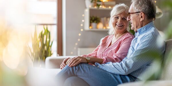 Ein älteres Paar genießt das lebenslange Wohnrecht der NEUE LÜBECKER