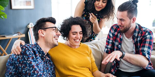 Eine Gruppe junger Leute genießt den bezahlbaren Wohnraum der NEUE LÜBECKER