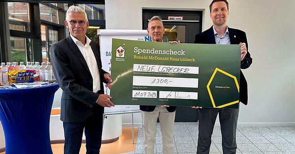 Übergabe eines Spendenchecks der Neue Lübecker